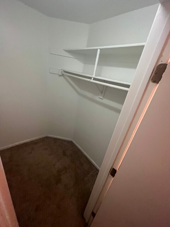 1st rm walk-in - 317 Wimbledon Chase