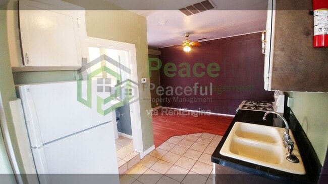 Building Photo - 217 D St E