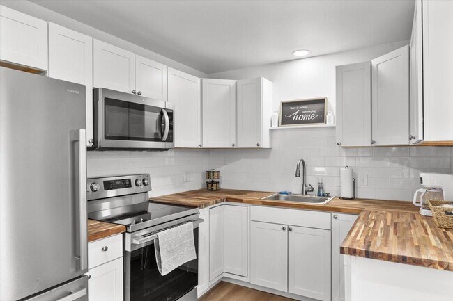 Building Photo - 1305 9th St W