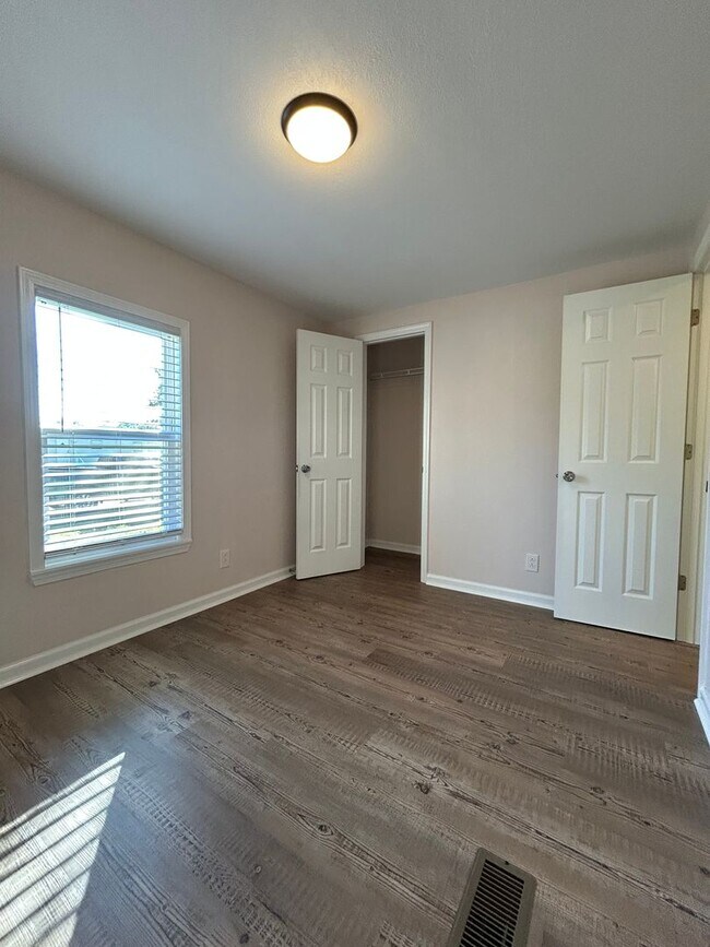 Building Photo - 3 bedroom, 2 bath