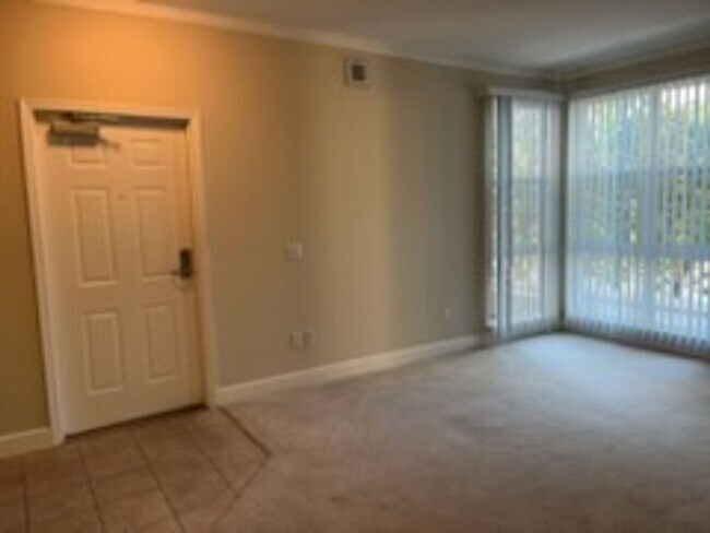 Building Photo - Epic REA - Great 1 BR/1 BA Condo w/Parking...