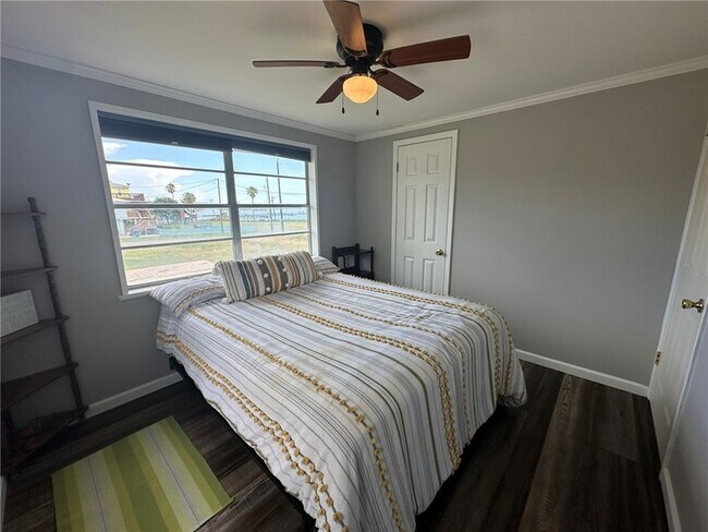 Building Photo - 810 S Sandpiper St