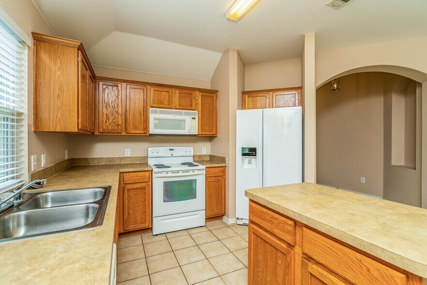 Building Photo - 317 Creekview Dr