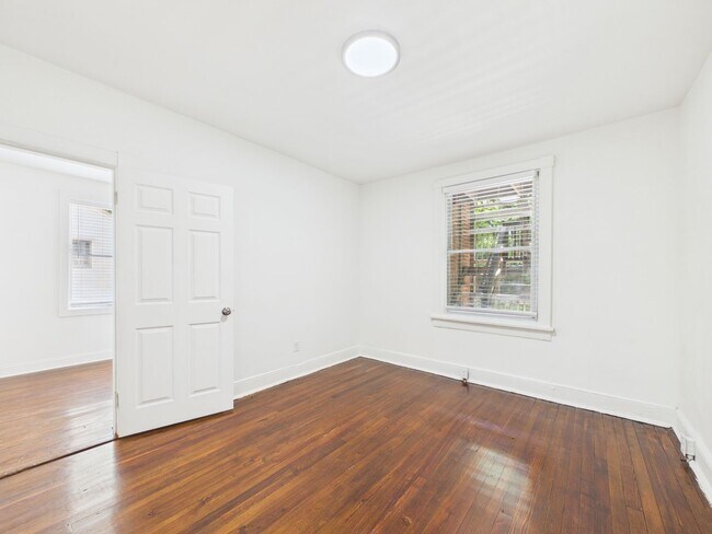 Building Photo - 1703 Oakdale Ave