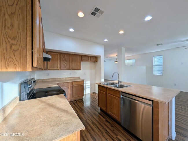 Building Photo - 3848 E Pollack St