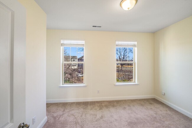 Building Photo - 2BR Townhome w/ 2 En-Suite Baths + Garage in 28208