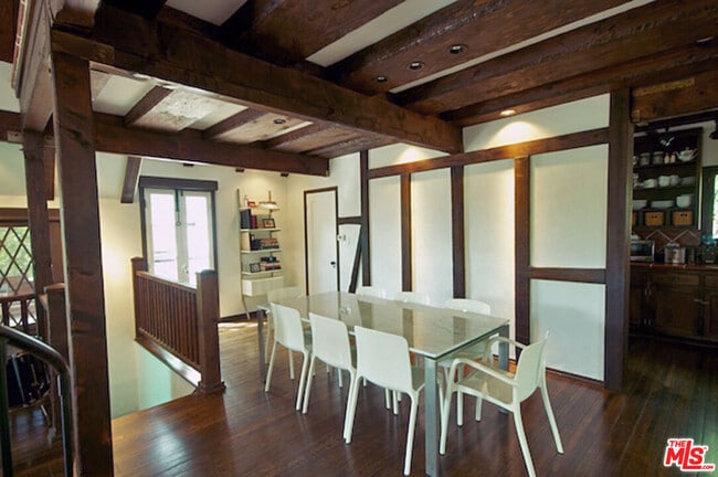 Building Photo - 2667 Lake View Terrace E