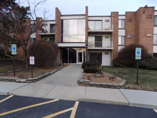 Primary Photo - 300 W Fullerton Ave