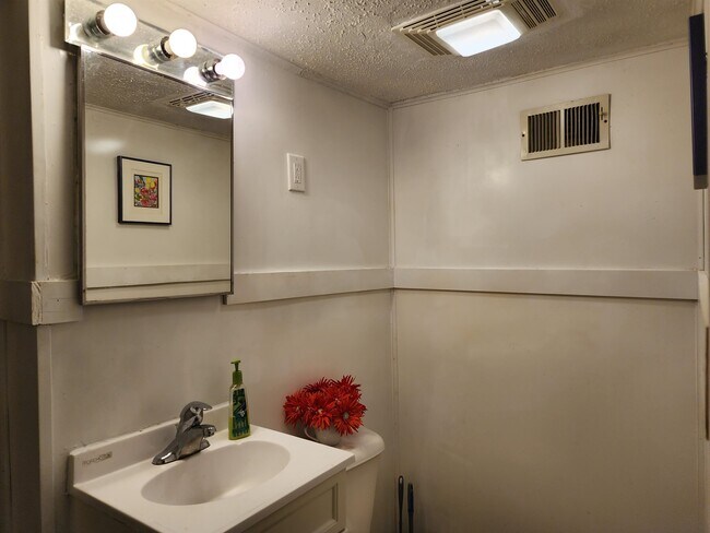 Building Photo - 9225 Carol Ann Dr