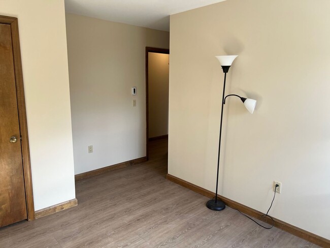 Building Photo - Newly Renovated Spacious 3 Bedroom Townhou...