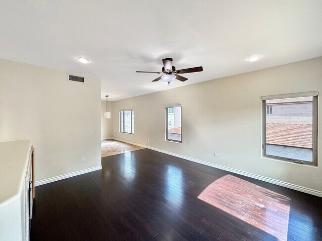 Building Photo - Stunning 4BD/3.5BA Townhouse in Pacific Be...
