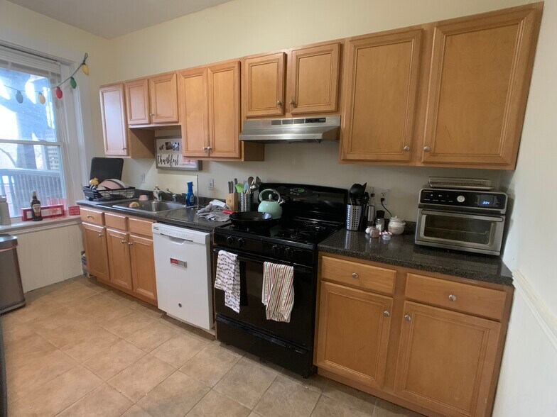 Building Photo - 92 University Rd