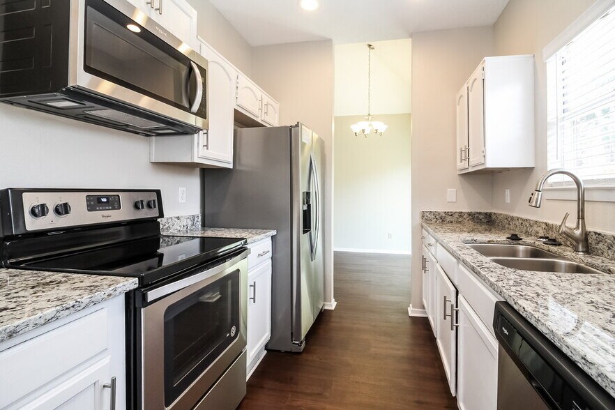 Building Photo - 1385 Chinaberry Dr