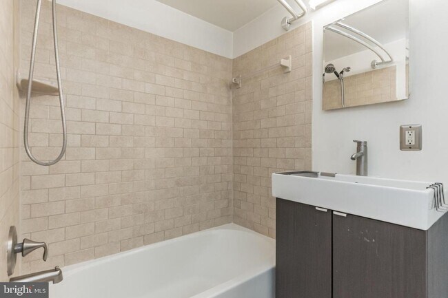 Building Photo - Modern 2-Bedroom Apartment with In-Unit La...