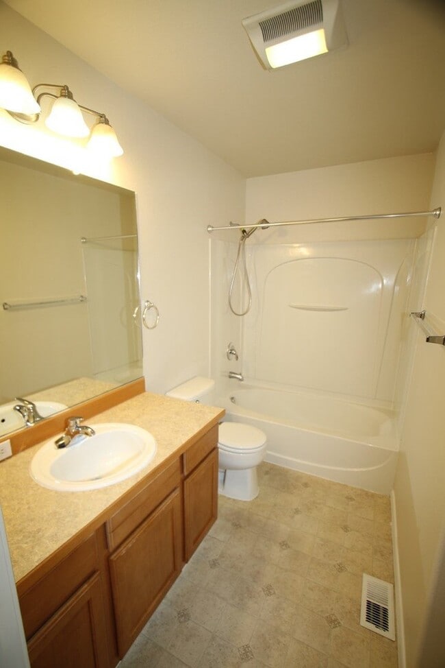 Building Photo - 3 Bedroom Eagle River Townhouse!