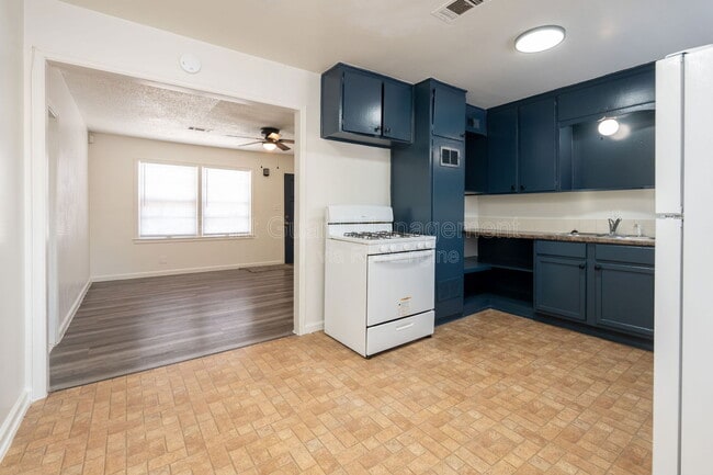 Building Photo - 654 S Eastridge Dr