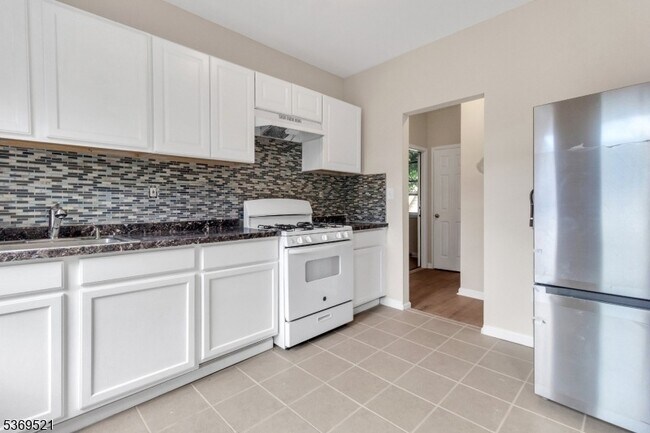 Building Photo - 247 Duane St