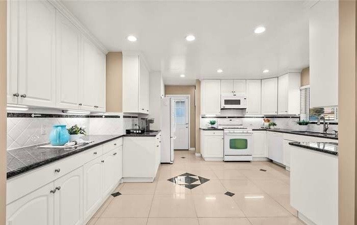 Building Photo - 14913 Roxton Ave
