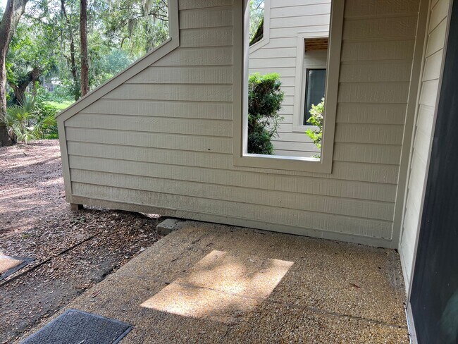 Building Photo - Unfurnished First Floor 3BR Condo in Sea Pines, Near Harbour Town!