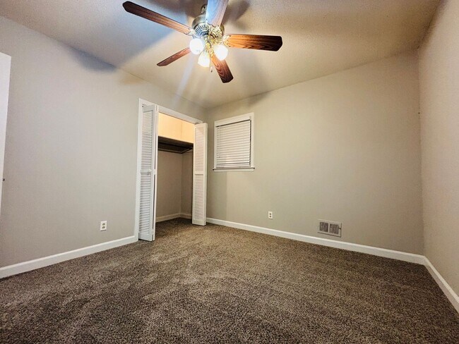 Building Photo - Move-In Ready Ranch in the Heart of Elgin!