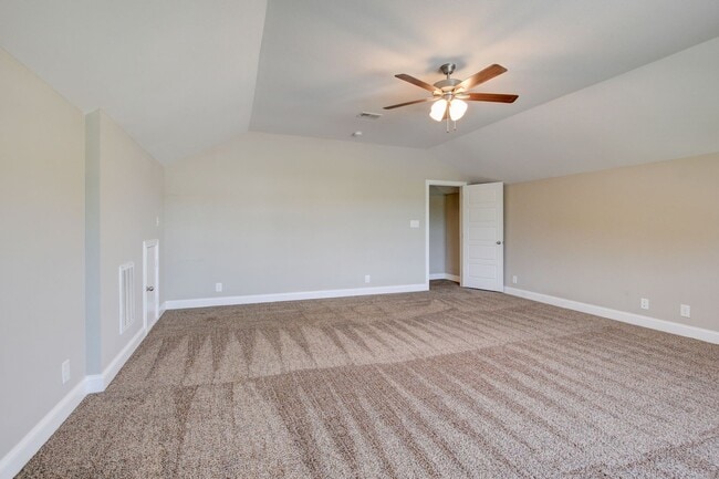 Building Photo - Sharp 3 bed 2 Bath Close To Ft Campbell