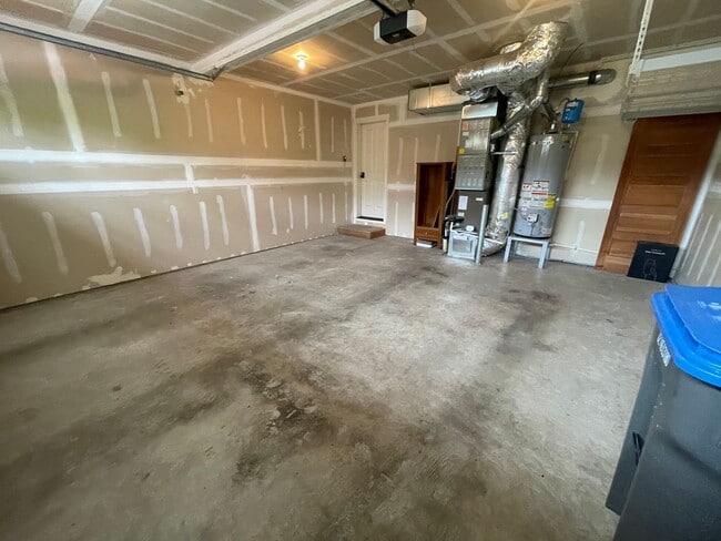 Building Photo - Beautiful 4 Bedroom in a small and exclusive neighborhood