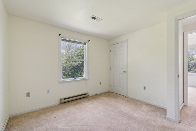 Building Photo - Charming One-Level Home Nestled Among Matu...