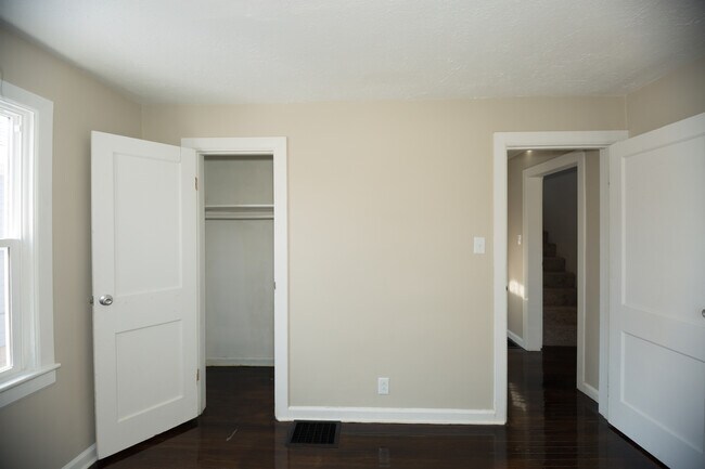 Building Photo - 3 potential 4 bedroom in desirable Beech G...