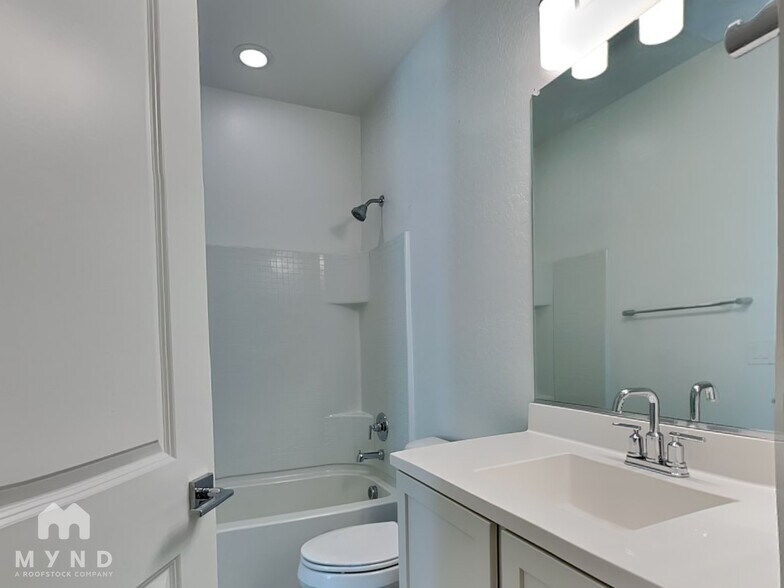 Building Photo - 901 S Smith Rd