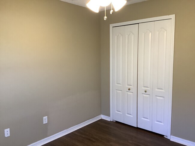 Building Photo - 2207 Golden Ivy Way