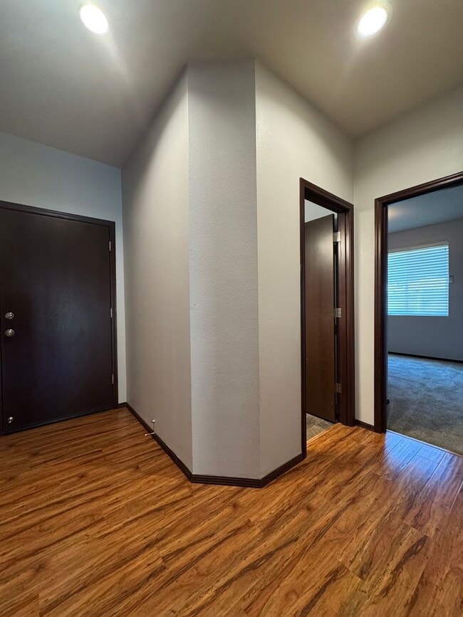 Building Photo - Spacious 5-Bedroom Home with Bonus Living ...