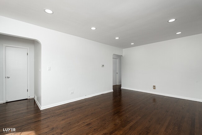 Building Photo - 8924 Oleander Ave
