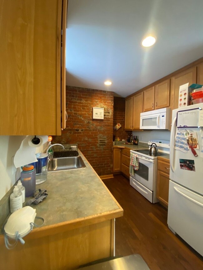 Building Photo - 2 BEDROOM IN THE SOUTHSIDE SLOPES- Available August 5!