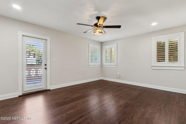 Building Photo - 2334 Broadmoor Ln