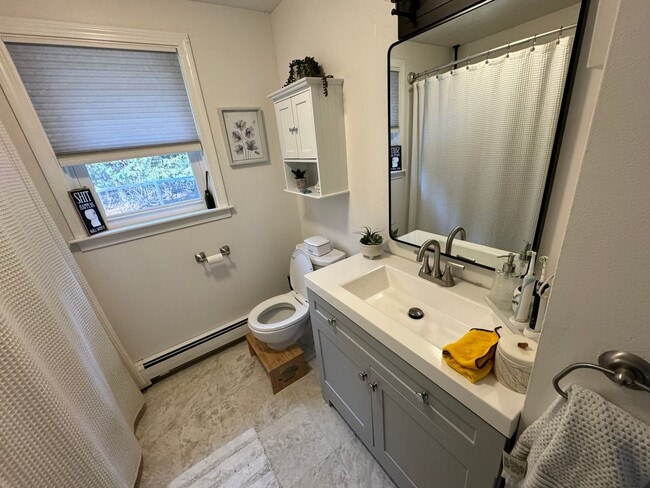 Building Photo - Charming 2 Bed, 1.5 Bath Raised Ranch