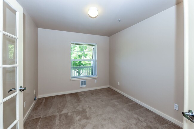 Building Photo - Low Maintenance 3 Bedroom Condo