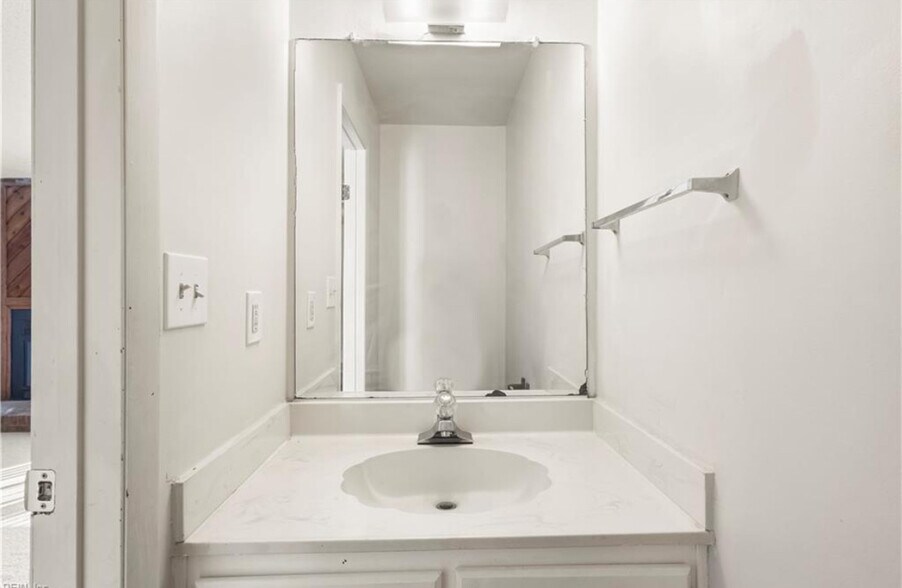 Building Photo - 900 Monarch Dr