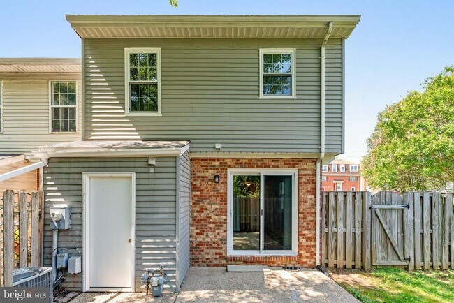 Building Photo - 15001 Cherrydale Dr