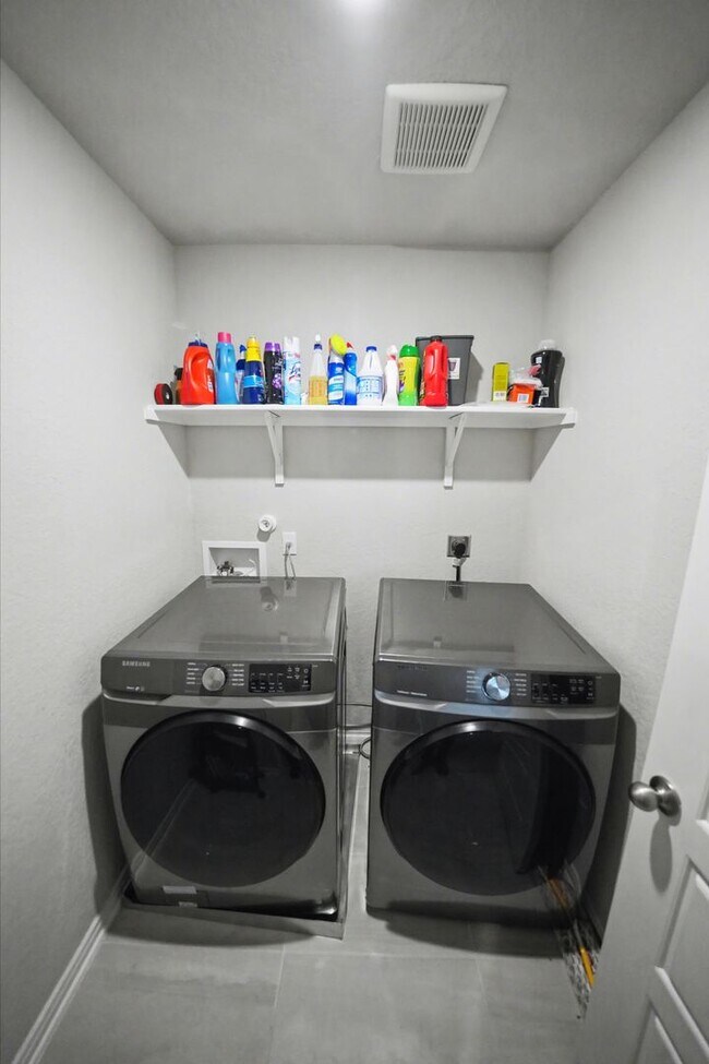 Building Photo - Stylish & Spacious 5-Bed in Prime Schertz Location! - Realtor Commission: $500