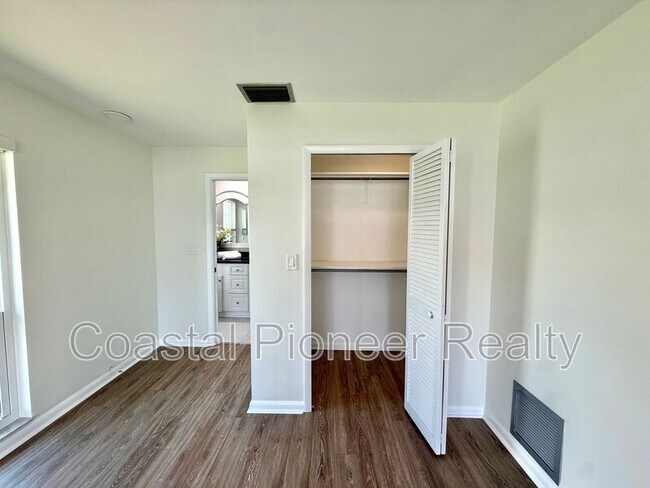 Building Photo - 14903 Imperial Point Dr N