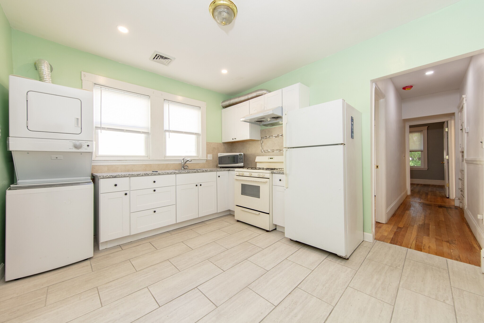 Building Photo - 20 Priesing St