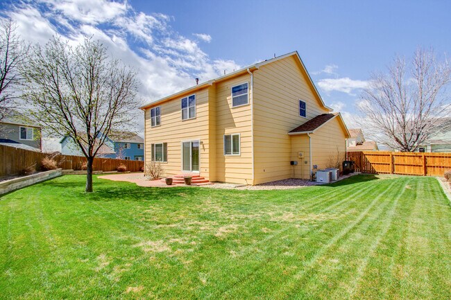 Building Photo - Impeccable 5 Bedroom Home with Mountain Views