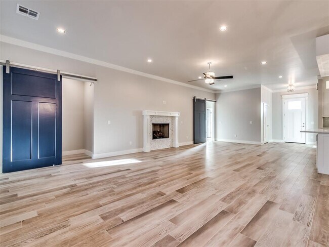 Building Photo - 2425 Rumble Ln