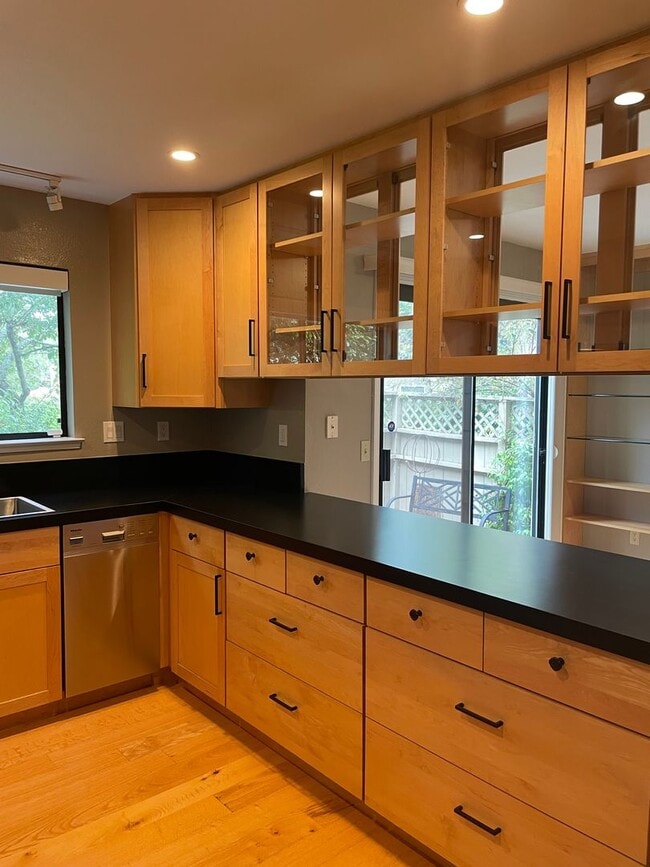 Building Photo - Beautiful End Unit Condo in Bennett Valley!