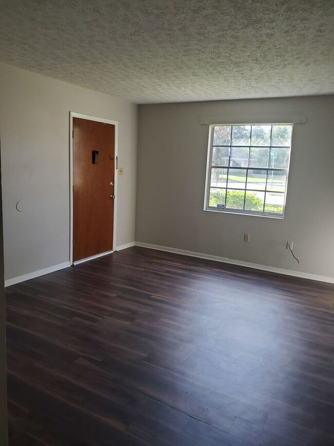 Building Photo - 2 Bedroom 1 Bathroom Downstairs unit with off street parking in Midtown Savannah