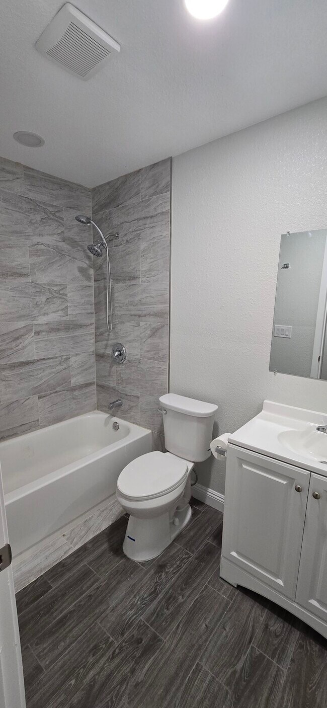 Building Photo - 1405 E Vegas Valley Dr