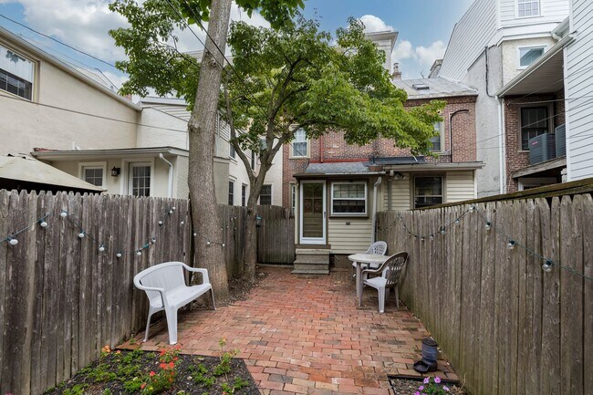 Building Photo - 2 bed/1 bath Townhome in WC Boro w/Off Street Parking