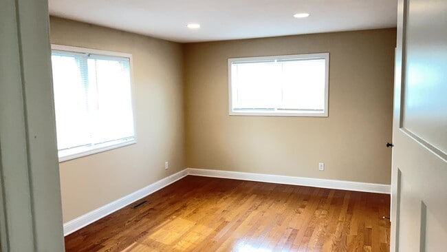 Building Photo - Single Family Home in St Paul with Garage!!