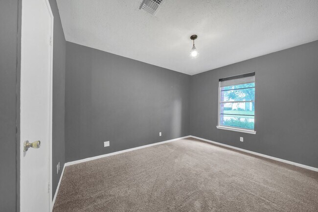 Building Photo - Beautiful 3 bed 2 bath in Sterling Green!