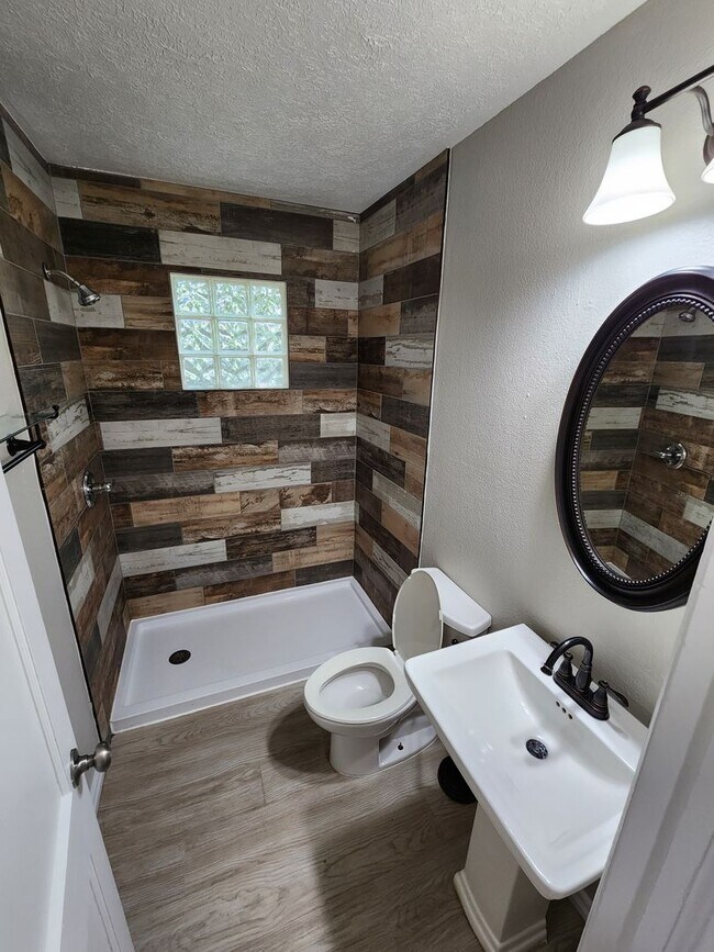 Building Photo - Spacious 3-Bedroom, 2-Bathroom Home AVAILA...